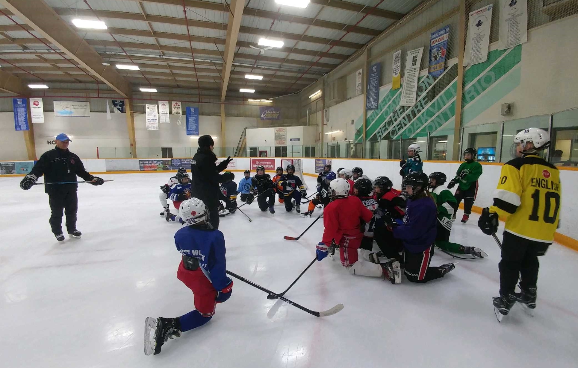 Peggy on the ice with participants of the 2018 Oakville Parks & Recreation Fall Power Skating Program.